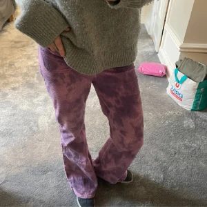 Unika jeans - Så coola jeans⭐️men tyvärr för korta för mig som är 177. Bilderna är från förra ägaren eftersom de är för korta på mig. 