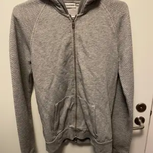 Fet grå J. Lindberg zip hoodie i använt skick. Storlek xs