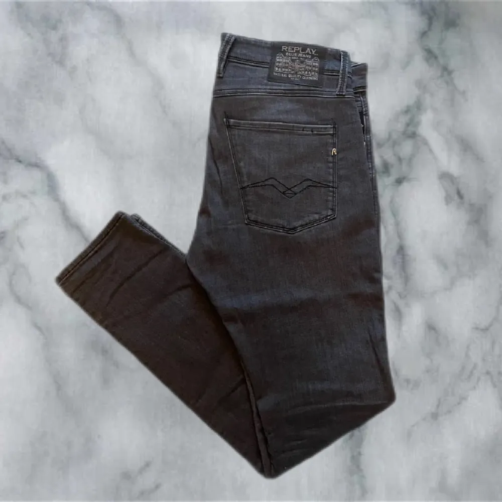 Gråa Replay Anbass Jeans Storlek: W29 L32 Skick: 8/10 (använda ett par gånger inga defekter) Köpare står för frakt 🚚 . Jeans & Byxor.