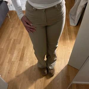Beiga jeans H&M - Beiga highwaisted jeans ifrån H&M i strl 32 men skulle säga att dessa passar även 34-36. Dom är dock inte jätte stretchiga men  jag har strl 36 på mestadels av mina jeans! Dessa är i straight/wideleg. Helt oanvända💕