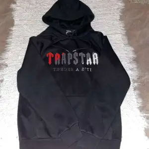 Hejsan,   Säljer en Trapstar Hoodie som är i nyskick och endast använd fåtal gånger. Hoodien är sällsyn och säljs inte mer. Storleken på hoodien är M.  Vid frågor eller fler bilder skriv gärna privat. 