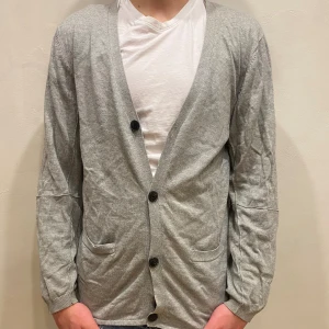 Kofta Jack & Jones  - Kofta Jack & Jones   Modell: 184cm & väger 84kg  Skick: allmänt använd Färg: grå Material: bomull, viskos 