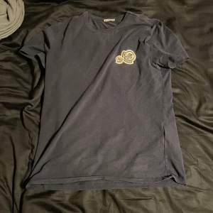 Moncler t shirt  - Tjena, säljer denna moncler t shirten. Skick 9/10  Retail, ca. 3000 Hör av er vid intresse!