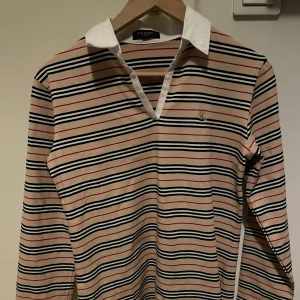 Burberry Långärmad pike tröja  - Vill du se ut som en gammal rik person köp då denna Burberry London tröjan för endast 399kr. Tröjan är äkta Burberry London ! 