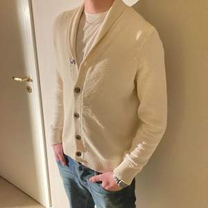 Riktigt fräsch cardigan från Massimo Dutti. Tröjan är i toppenskick, 9/10! Modellen på bilden är 183 cm lång, och väger ca 70 kg. Hör av dig vid intresse! 💫