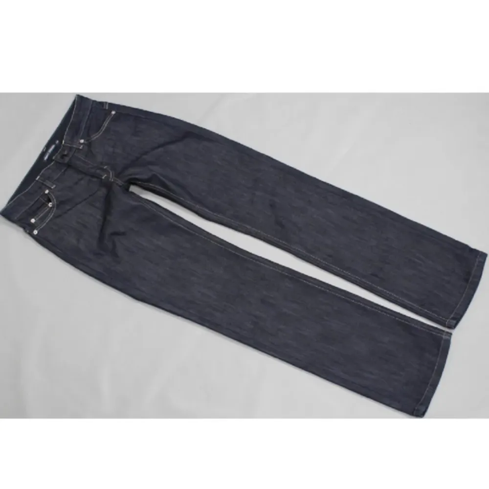 Mid waist jeans från Filippa K, modellen är straight, storlek 27/32. Färgen är en väldigt mörk blå, nästan svart. Nästan aldrig använda, så väldigt bra skick. Nypris ca 1500kr, gratis frakt. Jeans & Byxor.