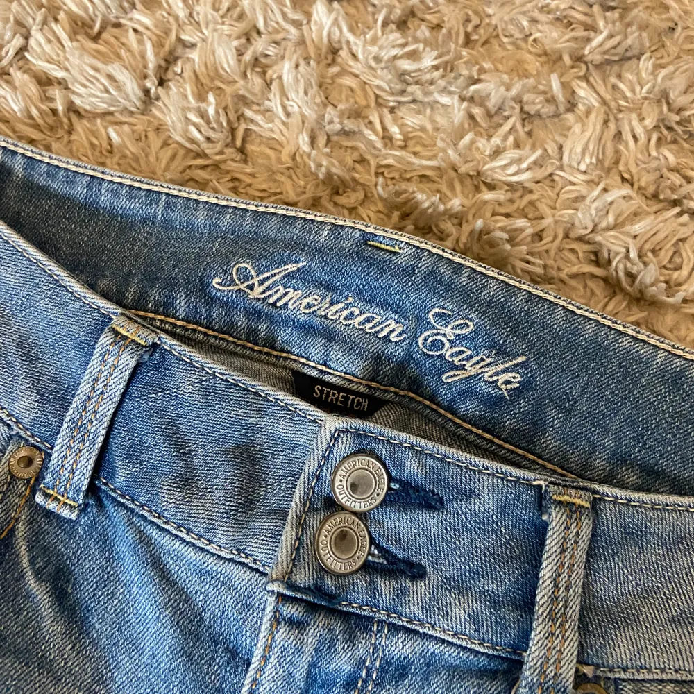 Snygga jeans från american eagle som är straight i benen. Säljer för att de är för stora för mig. Innerbenslängd: 64 cm, Midjemått: 41 cm (rakt över). Hör av dig för frågor och/eller intresse!💕💕. Jeans & Byxor.