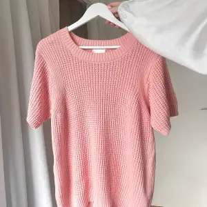 Jättefin rosa stickad t-shirt i toppenskick! Använd 1 gång. Säljs då den inte kommit till användning❤️