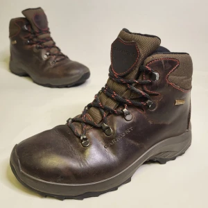 Garmont Vattentäta Kängor Storlek 35 Läder Vandringsskor Skor - 14 dagars ångerrätt! Fri retur om de inte passar! Skick: Skorna har lite tecken från användning (bild 2) men är annars i bra skick. Inga hål på utsidan eller insidan. Ingen illa lukt. Hör av dig om du har några frågor! Tack för att du tittade!