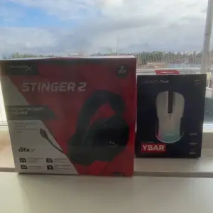 Dom är helt oöppnade jag vann de här på en giveaway o jag vill sälja de vidare för jag behöver inte dom. HyperX hörlurarna går för ca 1000kr nypris o musen kanske 300/400kr nypris lite osäker!