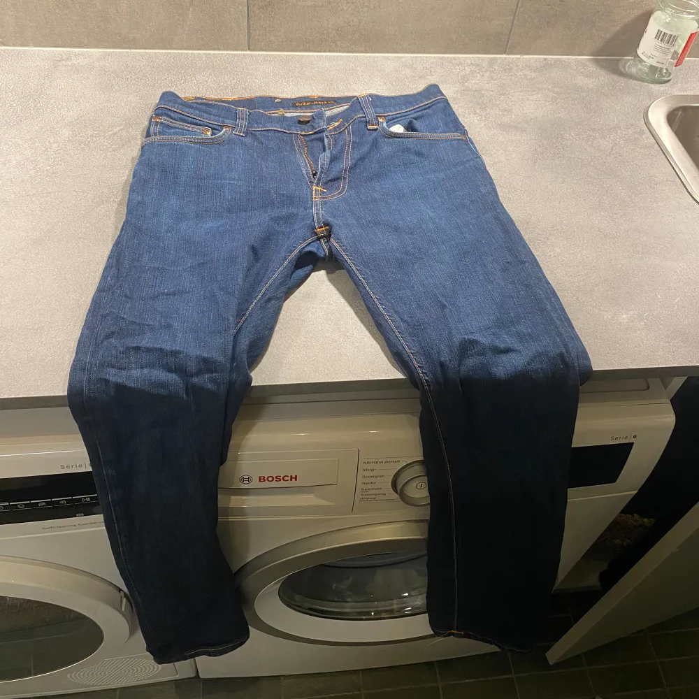 Säljer nu mina Nudie jeans storlek 31/32 utan några stora defekter, hör av dig om du har några frågor ! . Jeans & Byxor.