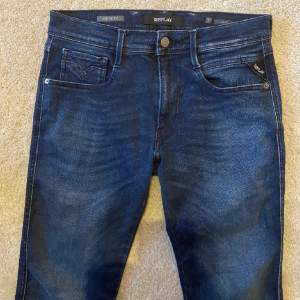 Säljer ett par Replay Anbass jeans i storlek 31. De är i nyskick utan defekter. Hör av er för fler bilder eller frågor!