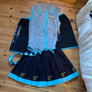 Miku cosplay utan peruk - Miku cosplay! Utan peruk och tyvärr slips. Bra skick och använt några gånger i storlek small eller xs, Skriv om mer bilder!!🫶🏻