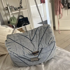  jeans väska zara - Så fin o rymlig jeans väska från zara! Lite repor vid spännet. Annars i så bra o fint skick! ⭐️⭐️⭐️( första bilden är lånad💕) nypris ca 400