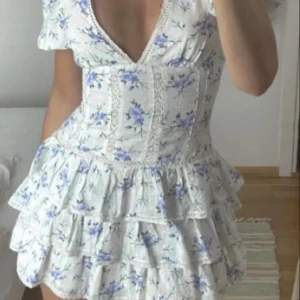 Zara klänning - Intressekoll på min fina Zara klänning som är väldigt eftertraktad och helt slutsåld! Är osäker på om jag vill sälja då jag vill veta om det finns många intresserade, så den ör INTE till salu, tryck inte på köp nu💕Lånad bild!