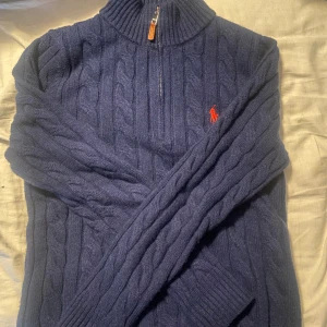 Ralph lauren Half zip knitted - Säljer denna för det börjar bli för varmt att ha på sig. Hann dock bara att använda 1 gång men orkar inte spara och behöver sommar kläder!