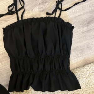 Svart topp - Säljer denna svarta topp då den inte kommer till användning💞💞 