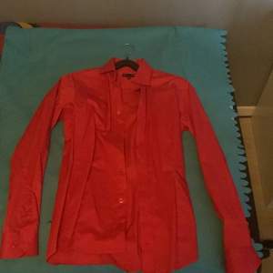 snygg röd skjorta slim fit för 150 kr