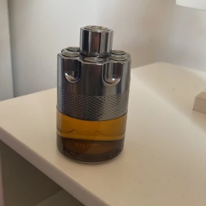 Azzaro Wanted By Night - Otrolig doft, luktar kanel blandat med sötma. Azzaro är den godaste parfymen ja har haft men på sistone har den bara blivit liggandes. Flaskan rymmer 100ml men är cirka 60-70 ml kvar. Har ej kvar orginalkartong men packar in ordentligt. Kom med bud😁👍🏻