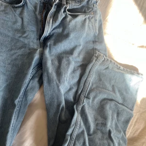 Rowe jeans  - Blåa jeans från weekday i modellen rowe. Aldrig använda 