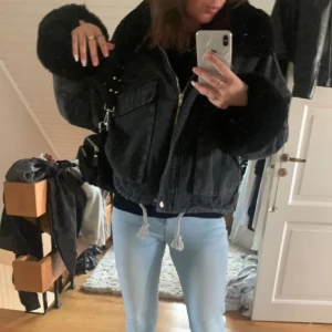 Jacka - Säljer denna snygga jacka! Går att använda både vår/höst eftersom pälsen kan plockas bort (se bild 2) Strl M 🩷 !!Lånade bilder från Pinterest!! Skriv om ni vill ha egna bilder. Priset går att diskutera vid snabb affär🥰