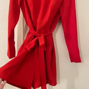 Superfin jumpsuit i strl 36. Bra skick och knappast använd.  Pris: 250kr