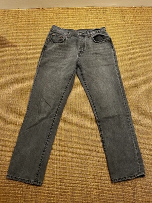 Zara jeans grå - Säljer dessa jeansen eftersom jag inte använder den längre. Dem har inga deffekter och är i bra skick. Jag är 180 och den sitter bra på mig.