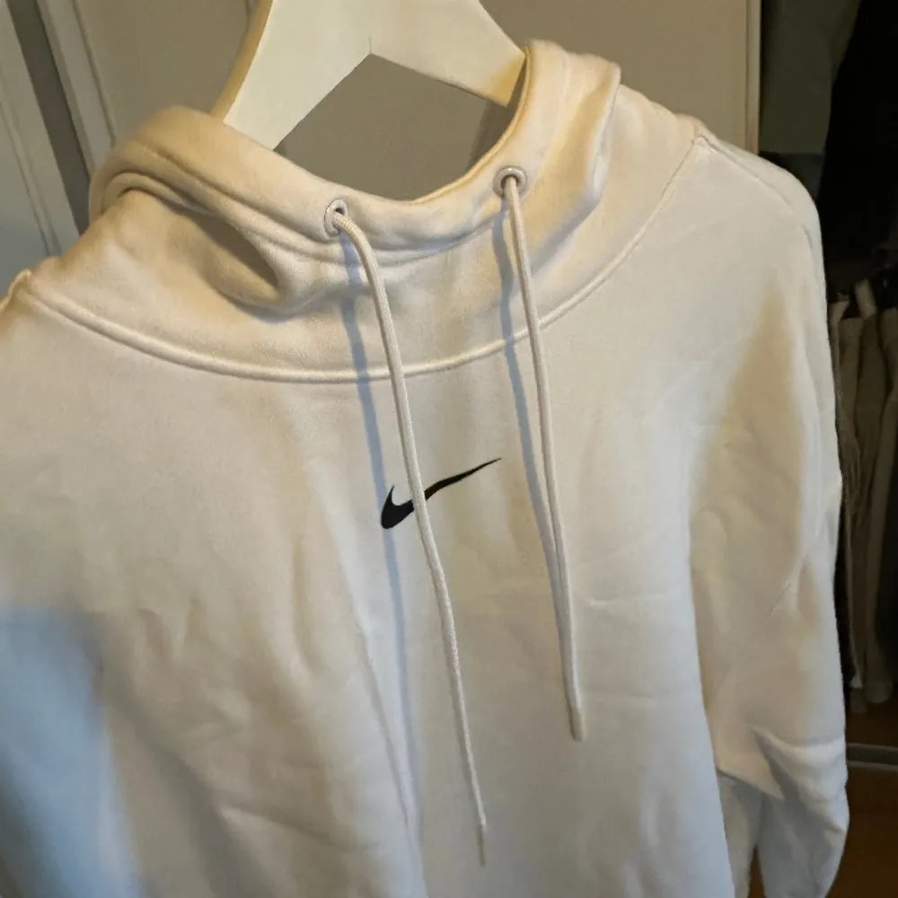 Väldigt sparsamt använd hoodie från Nike. Den ser som ny ut! Liten Nike-logo fram och större på ryggen. Luva med snöre. Fick på sidorna av tröjan.. Hoodies.