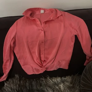 Rosa skjorta  - Den är i barn storlek men passar s/xs använd en gång 