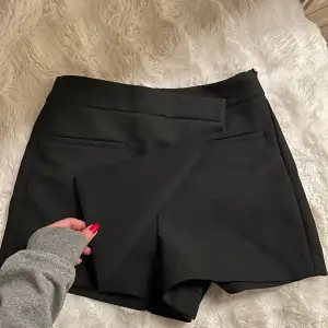 Skitsnygg kort minikjol med shorts!! Använt den en gång och säljer då jag har likadana. 