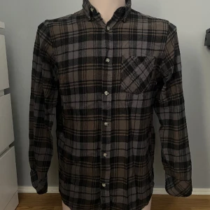 Flanellskjorta  - Bra skick och perfekt för friluftsakriviteter med familj och vänner!