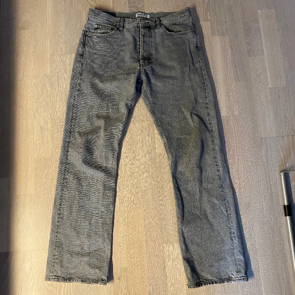 Jeans från Hope, hål i höger framficka därav lägre pris. Inga skador i övrigt men i använt skick.. Jeans & Byxor.