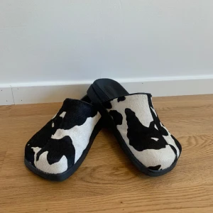 Alohas Whiz komönstrade tofflor - Jättefina läderskor med fyrkantiga tår, tjocka sulor och hår på skinnet. Inköpta för 1800:- och använda ett fåtal gånger. Hatar att sälja men de passar inte som jag tänkte med mina kläder.