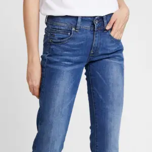 Svinsnygga G-star jeans använd ungefär 3 gånger! Jättebra skick🥰passar mig bra som är 165😊