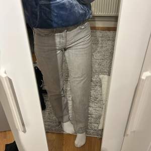 Jeans från Gina i storlek 32🩶knappt använda så väldigt bra skick. Passar mig som är runt 160cm!! 