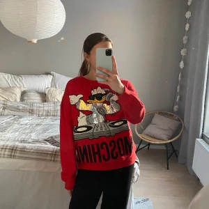 H&M x MOSCHINO tröja - Cool sweatshirt från H&M:s collab med MOSCHINO, den är rätt oversized men passar XS-M ❤️