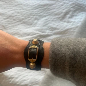 Balenciaga armband  - Säljer mitt jätte fina armband från balenciaga! Trots att de kommit till mycket användning är skicket väldigt fint🥰🥰dustbag och box medföljer!