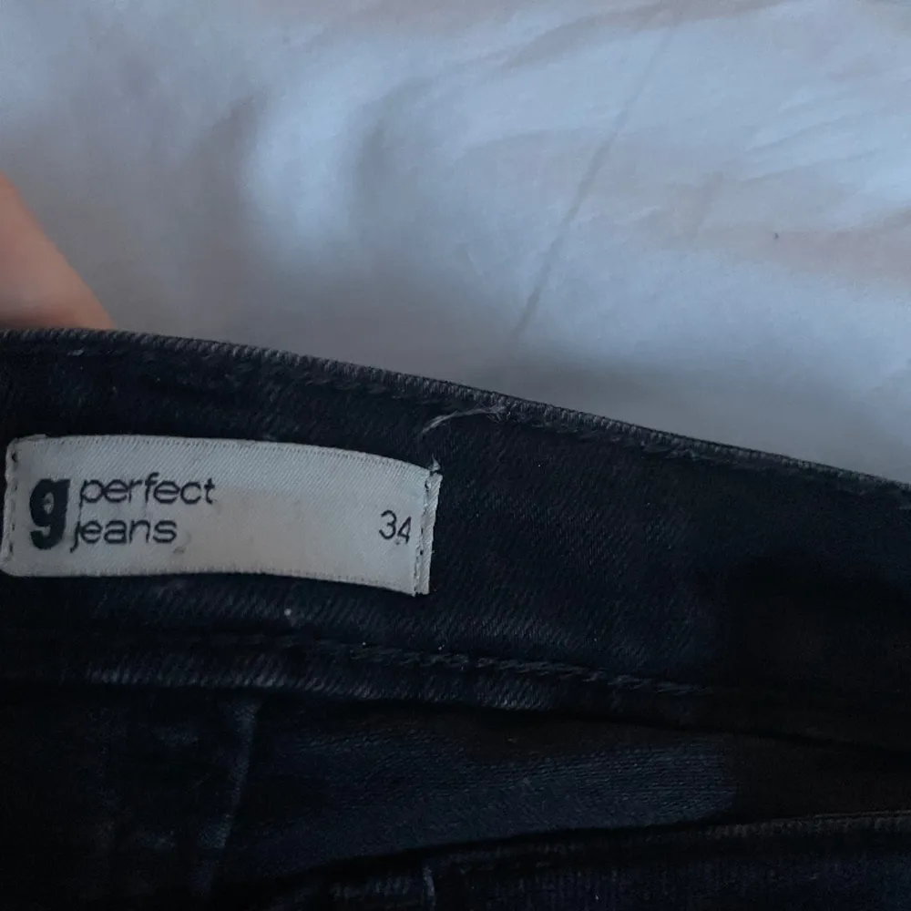 Säljer mina svarta bootcut jeans ifrån ginatricot med midwaist. De är inte använda speciellt mycket, då jag har ett par andra likadana. Har klippt av benen så de passar mig som är runt 162. Jeans & Byxor.