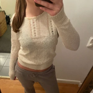 Stickad tröja - Fin stickad tröja med guldglitter i. Kommer ej till användning och är lite stickig. Passar xs, s eller m. 50kr 