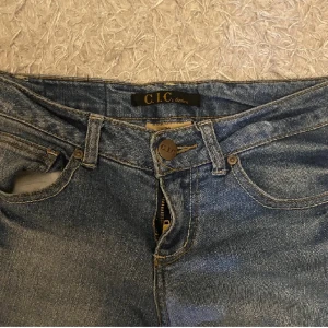 Lågmidjade jeans💗 - Hej! Jag säljer dessa lågmidjade som jag också har köpte här på Plick, säljer dem för de va inte riktigt vad jag leta efter. Skriv gärna för mer bilder och mått! LÅNADE BILDER💗