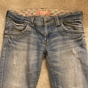 Balla jeans! - Säljer dessa då de va tyvärr förstora för mig (så därför kan jag inte visa de på)☺️super fint skick och passar xs,s och säker m också! Skriv för fler bilder å frågor osv🥰 köptes för 450kr!