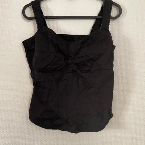 Svart top  - Svart top med dragkedja 