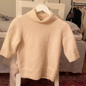 Stickad t-shirt - Så fin! I cremevit