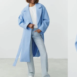 Blå långkappa - Säljer denna kappa då jag knappt använder den, skulle säga att jag använt den max 4 gånger! Skriv privat för bilder på den