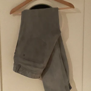 Gråa jeans  - Säljer ett par gråa jeans som sitter relativt slim kan skicka bild med dem på säljes för ett bra pris 😀😀