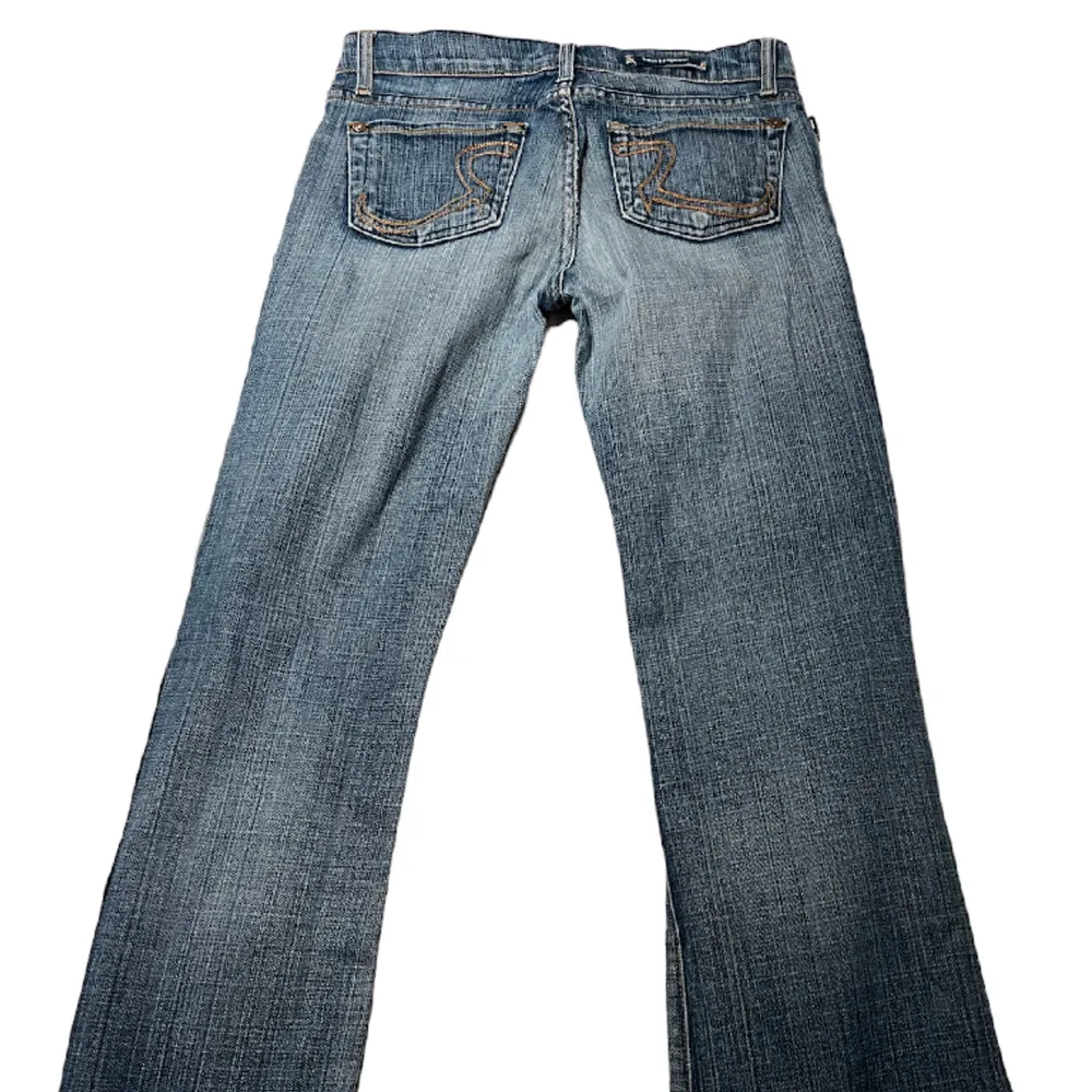Lågmidjade bootcut jeans från Rock&Republic💕midja 36.5cm, innerbenslängd 73cm (uppsprättade), grenhöjd 20cm💕Fina bakfickor och i superfint skick 💕(jag är 160cm, nypriset låg runt 1200kr). Jeans & Byxor.