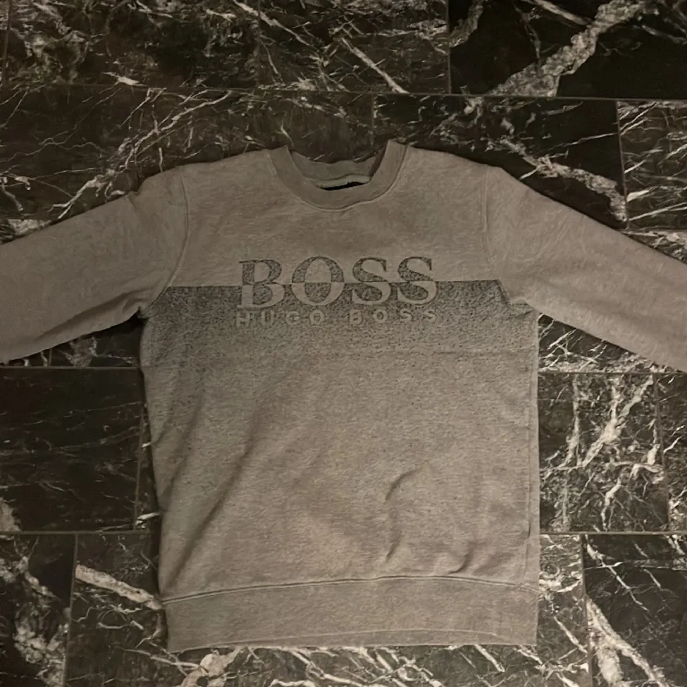 Hej! Säljer denna Hugo boss tröja som är i extremt bra skick 9/10 använd fåtal gånger! Ny pris: 1300 säljer för endast 300!. Tröjor & Koftor.