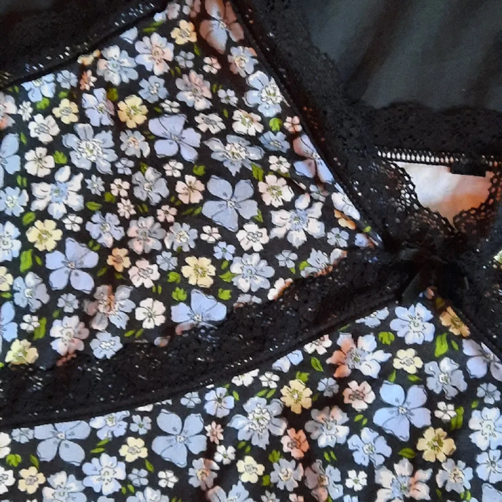 Blommigt nattlinne med svarta spetsdetaljer! Kan även användas som en kort klänning om känner för nåt lite sexigt;) Tunt och mjukt tyg. . Klänningar.
