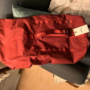 Ryggsäck Lundhags Jomlen Mörkröd - Helt ny, fick som julklapp men har inget behov av den.