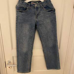 Säljer Levis jeans som är för små dom är i 8/10 i skick och använda ett fåtal gånger dom är 152 i storlek 